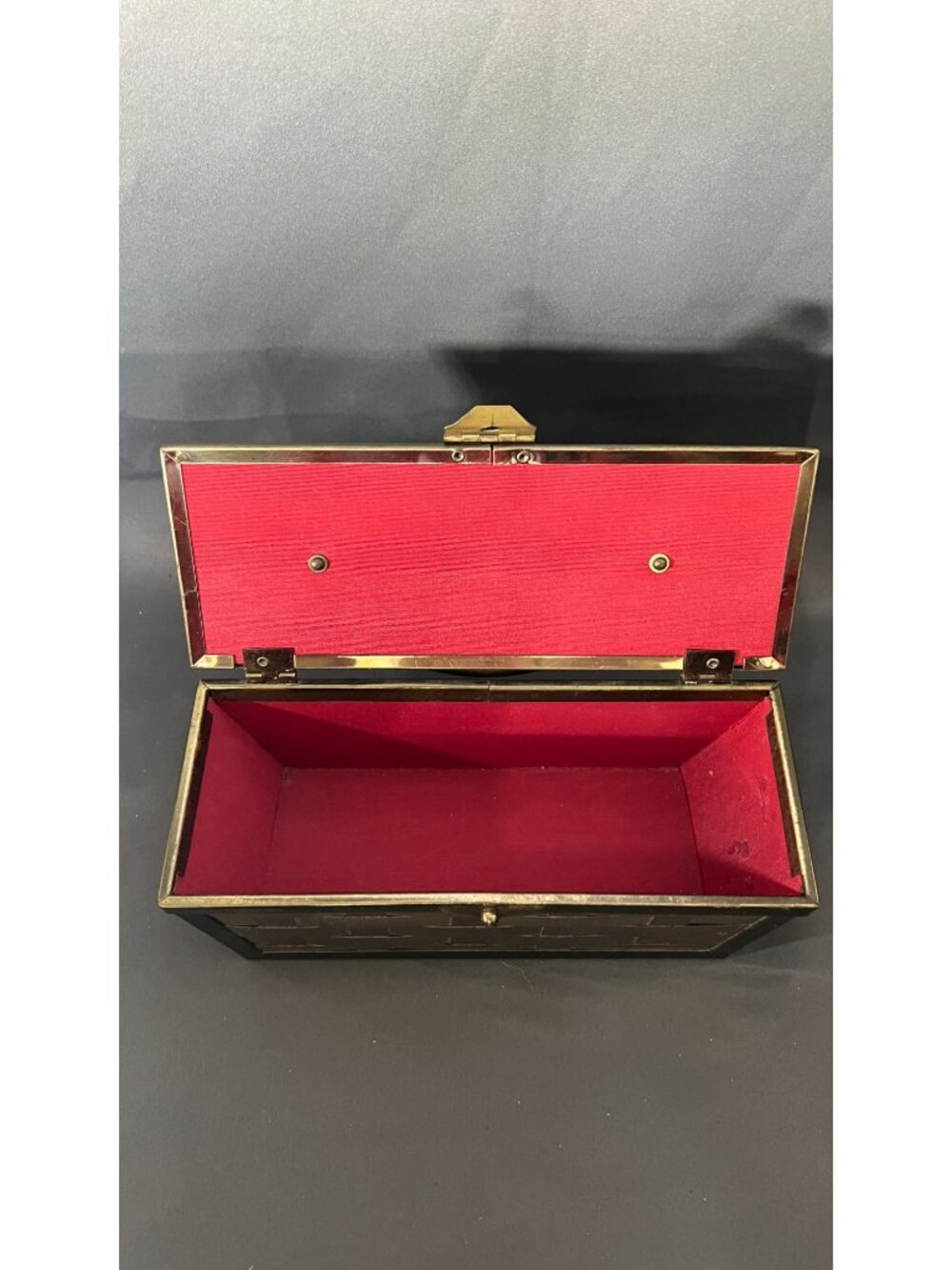 Woven Brass Metallic Box Purse With Red Lined Interior & Handle - Picture 2 of 11